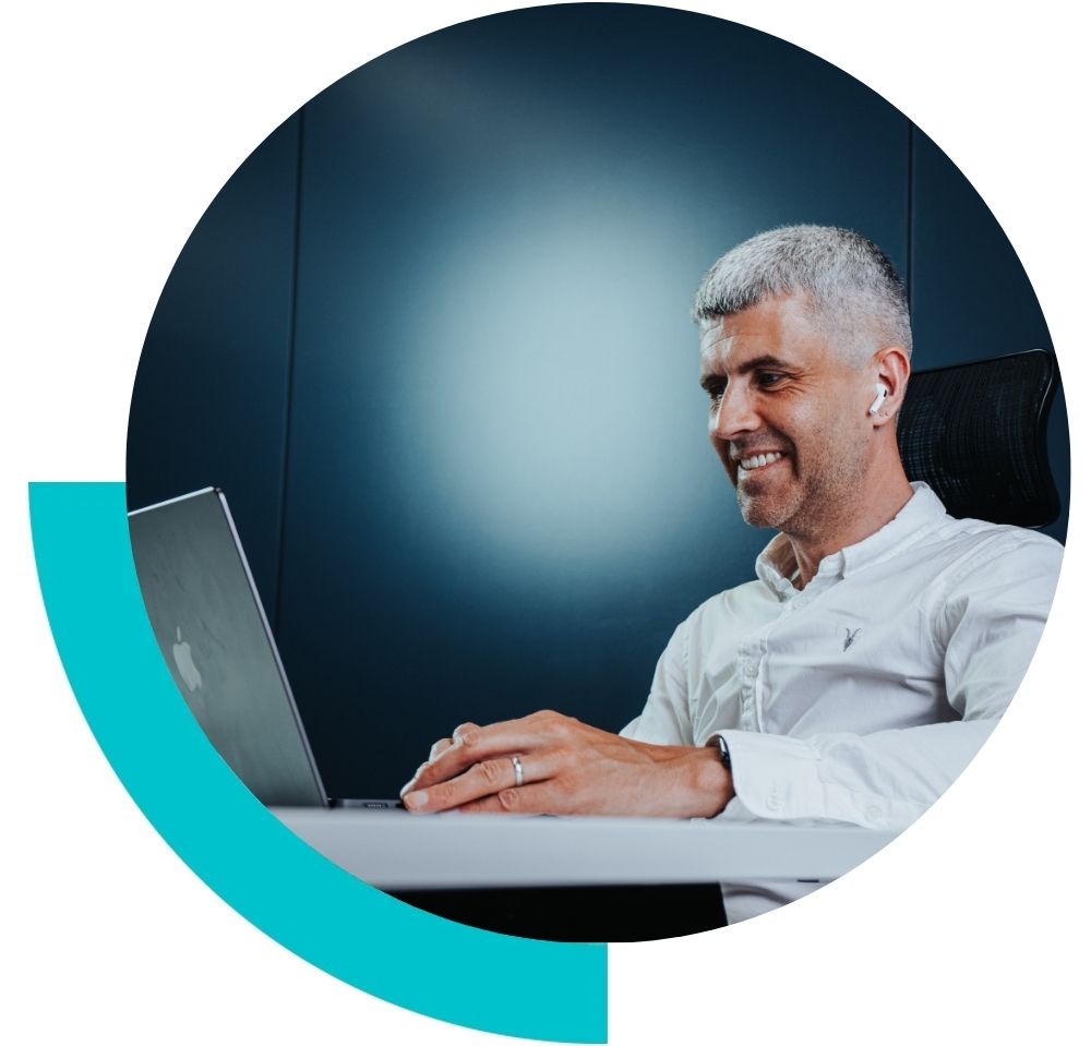 Tom Emery founder of HEX an d coach and consultant smiling whilst conducting an online coaching session